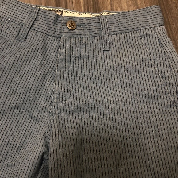 Volcom boys blue pin striped shorts 10 slim or 23 size - Picture 3 of 9